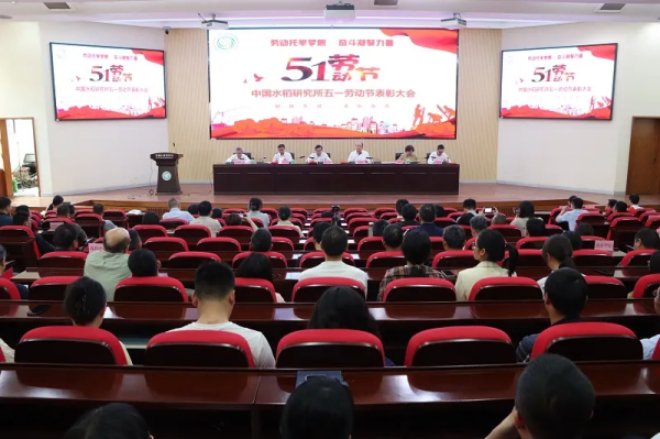 托普云農(nóng)董事長(zhǎng)陳渝陽為青年科學(xué)家頒發(fā)“托普數(shù)字農(nóng)業(yè)創(chuàng)新獎(jiǎng)”